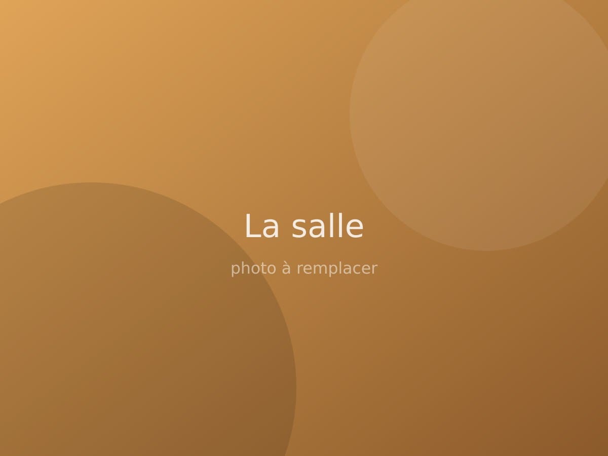 La salle du restaurant, tables en bois et banquettes rouges